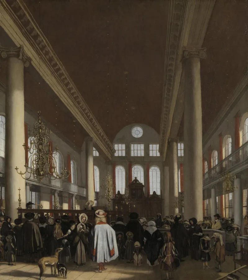 Cuadro de Emanuel de Witte del interior de la Sinagoga Portuguesa de Ámsterdam, fundada por exiliados sefardíes, con fieles bajo columnas altas.